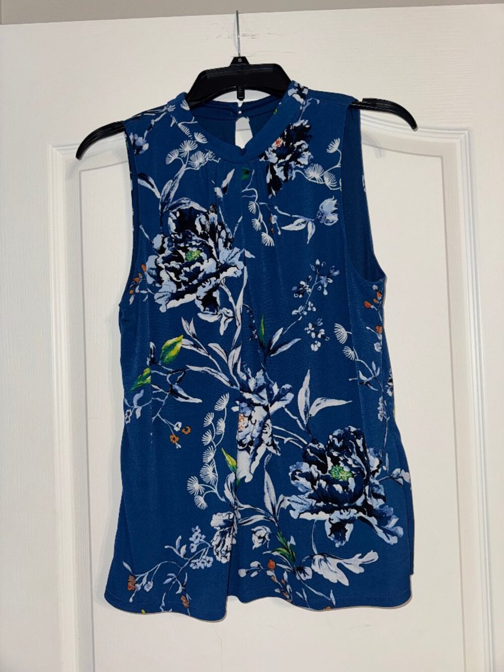 White House Black Market Blue Floral Sleeveless Blouse Small